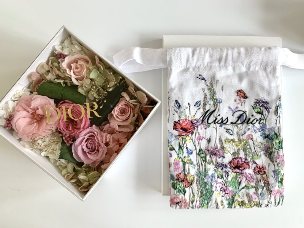 Dior９月最新ノベルティは花柄巾着ポーチとプリザーブドフラワー！もらってきた【ディオール2021年秋】 – AyasStyle